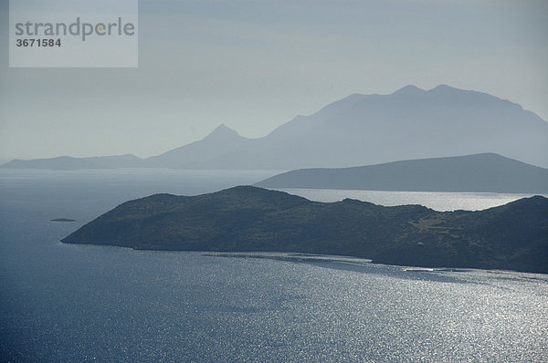 Aus dem silbrig schimmernden Meer tauchen im Dunst Inseln auf bei Kritinia Insel Rhodos Griechenland