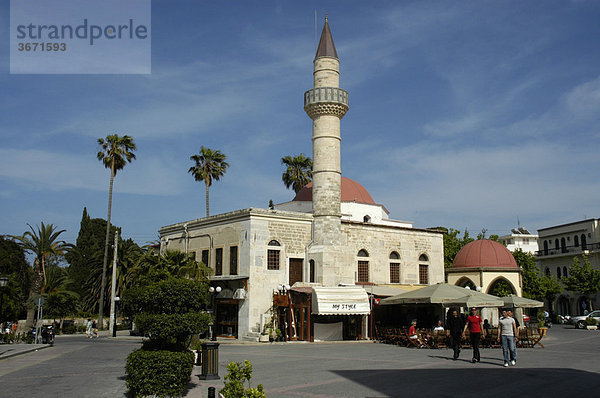 Moschee mit Minarett und Palmen Kos Stadt Insel Kos Griechenland
