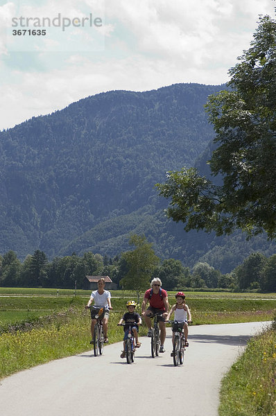Bei Kochel am See südlich von München Oberbayern Familie mit Kindern beim Fahradfahren Radtour