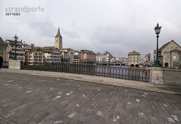Zürich Zuerich Schweiz in der Altstadt am Fluss Limmat mit der Kirche St. Peter und dem Rathaus