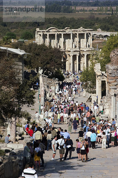 Türkei Ephesus Ausgrabungen Kuretenstrasse mit der Celsusbibliothek