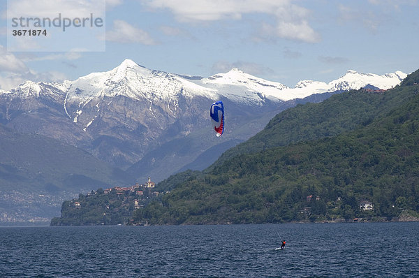 Am Lago Maggiore Piemont Italien Kite surfer vor den verschneiten Bergen des Tessin Adula