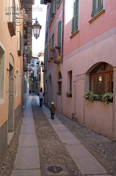 Orta San Giulio am Lago di Orta Ortasee Piemont Piemonte Italien kleine Gasse im Zentrum