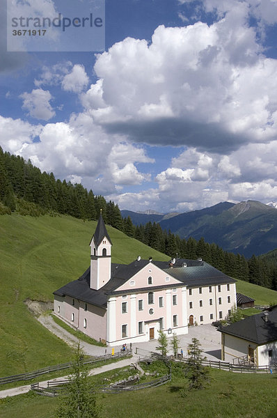 Maria Waldrast Wallfahrtskirche und Kloster der Serviten in einem Hochtal über Matrei im Silltal Tirol Österreich