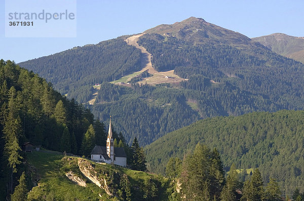 St. Kathrein am Eingang zum Navistal Seitental des Silltal Tirol Österreich vor dem Nösslachjoch