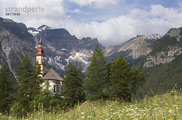 Obernberger Tal am Brenner Tirol Österreich Pfarrkirche St. Nikolaus unter dem Kleinen Tribulaun und der Schwarze Wand Spitze