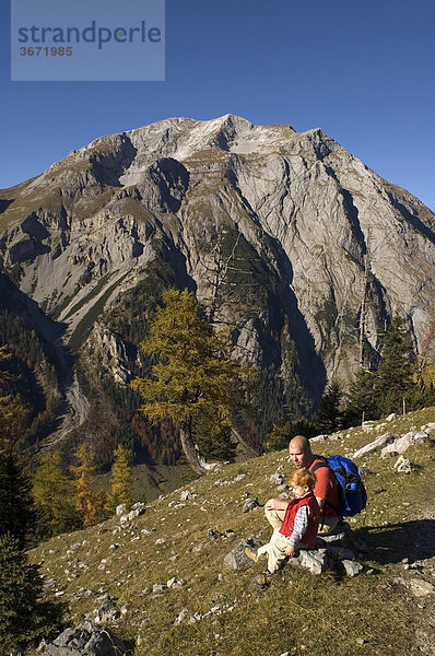 Familie beim Wandern Bergsteigen in der Eng Rissbachtal Tirol Österreich near the Binsalm