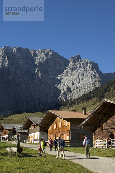 Wanderer Bergsteiger an den Engalmen in der Eng Rissbachtal Tirol Österreich unter dem Karwendel Gebirge am Ahornboden