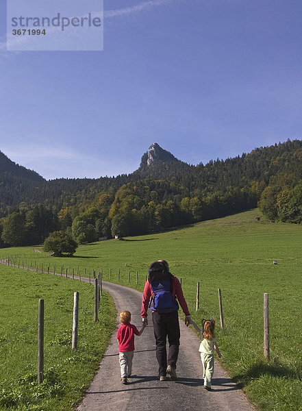 Kreuth südlich vom Tegernsee Oberbayern Deutschland Wanderer auf dem Weg zum Leonhardstein
