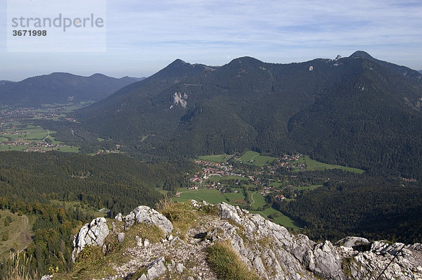 Am Leonhardstein bei Kreuth südlich vom Tegernsee Oberbayern Deutschland am Gipfel Blick auf die umliegenden Berge der Alpen