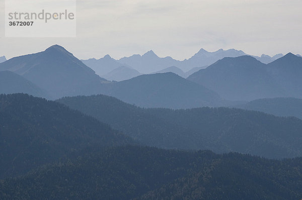 Am Leonhardstein bei Kreuth südlich vom Tegernsee Oberbayern Deutschland Blick vom Gipfel auf die Berge im Süden