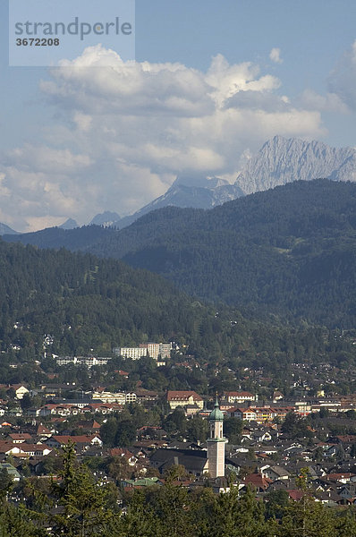 Blick vom Kramerplateauweg auf Garmisch Partenkirchen mit dem Estergebirge Oberbayern Werdenfelser Land Deutschland