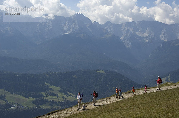 Wanderer Bergsteiger auf dem Wank bei Garmisch-Partenkirchen Blick auf die Zugspitze und das Wettersteingebirge Oberbayern Deutschland
