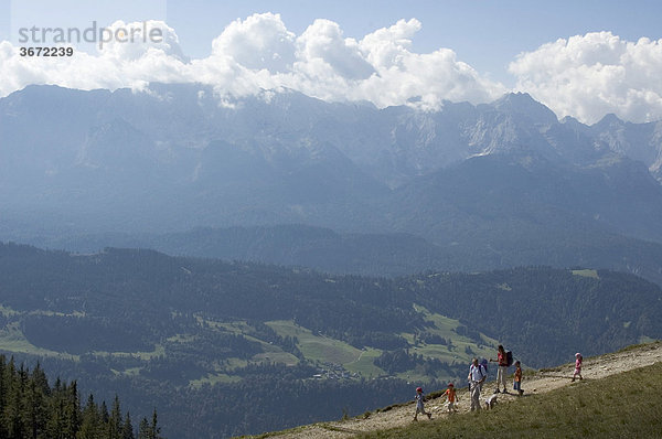 Wanderer Bergsteiger auf dem Wank bei Garmisch-Partenkirchen Blick auf die Zugspitze und das Wettersteingebirge Oberbayern Deutschland
