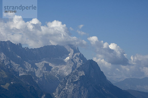 Blick vom Wank bei Garmisch-Partenkirchen auf die Zugspitze Oberbayern Deutschland