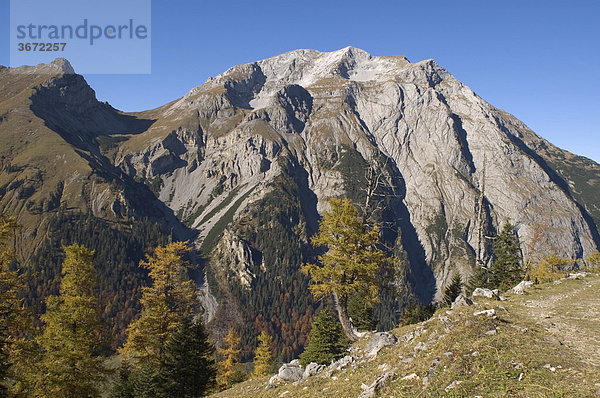 In der Eng Rissbachtal Tirol Österreich vom Weg zur Binsalm Blick auf das Gamsjoch