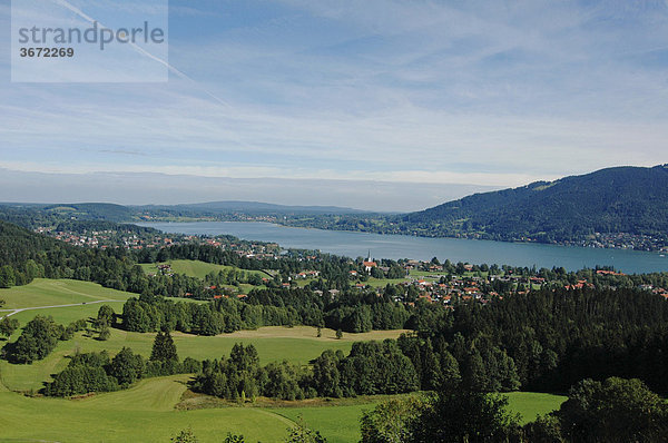 Blick vom Bucherer Berg auf den Tegernsee vom Weg zum Bauer in der Au Oberbayern Deutschalnd