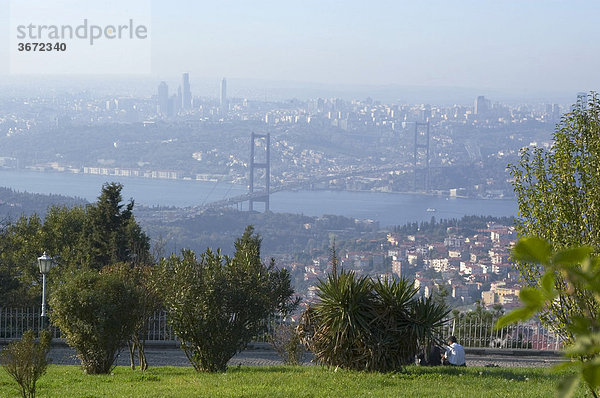 Istanbul Türkei Aussichtspunkt Camilica Tepesi auf der asiatischen Seite Bosporus Brücke vor dem Stadtteil Taksim und Galata