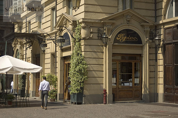 Turin Piemont Piemonte Italien historisches Cafe und Bar Il Pepino an der Piazza Carignano Erfinder des Schokoladenüberzogenen Pinguino Eis Steckerleises