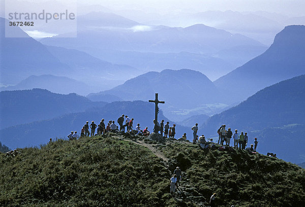 Heuberg im bayerischen Inntal Oberbayern Deutschland von der Wasserwand über den Grasgipfel des Heuberg auf das Tirol Österreicher Inntal