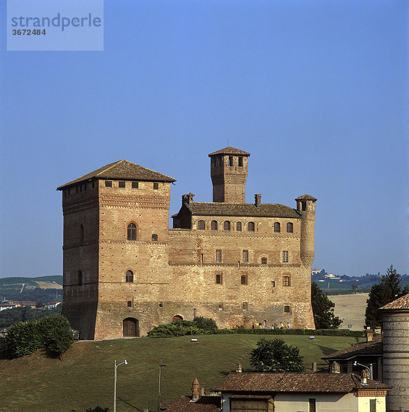 Grinzane Cavour südlich von Alba Provinz Cuneo Piemont Piemonte Italien Kastell auf dem Hügel über dem Ort