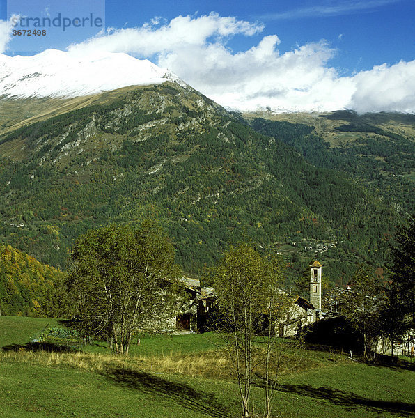 Val Varaita westlich von Saluzzo Provinz Cuneo Piemont Italien vom Colle di Sampyre auf den Ort S. Anna