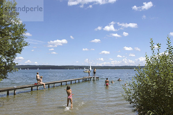 Starnberger See südlich von München Oberbayern Deutschland Badesteg bei Seeseiten