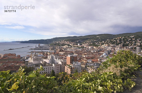 Triest Trieste Friaul Julisch-Venetien Italien Blick vom Castello di Giusto über die Stadt