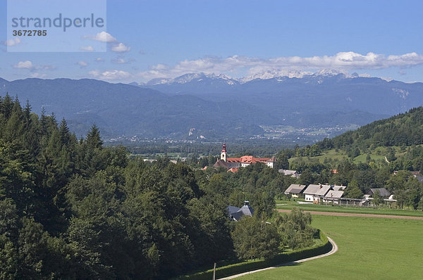 Bei Radovljica Provinz Gorenjska Slowenien Kloster bei Zapuze mit den Julischen Alpen