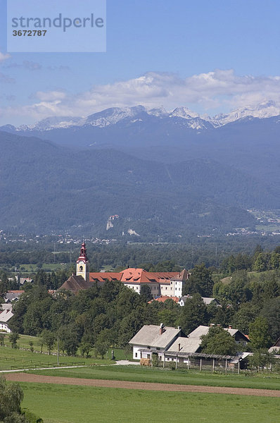 Bei Radovljica Provinz Gorenjska Slowenien Kloster bei Zapuze mit den Julischen Alpen