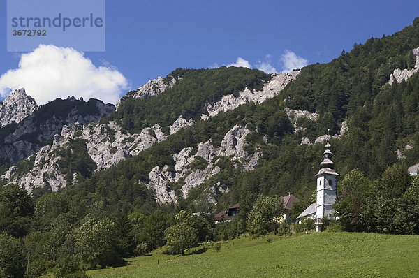 Bei Trzic Oberkrain Provinz Gorenjska Slowenien an der Loiblpassstrasse Ljubelj Karawankenübergang Kirche am Pass