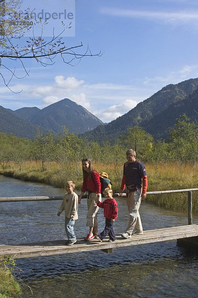 Familie beim Wandern an der Loisach bei Eschenlohe Oberbayern