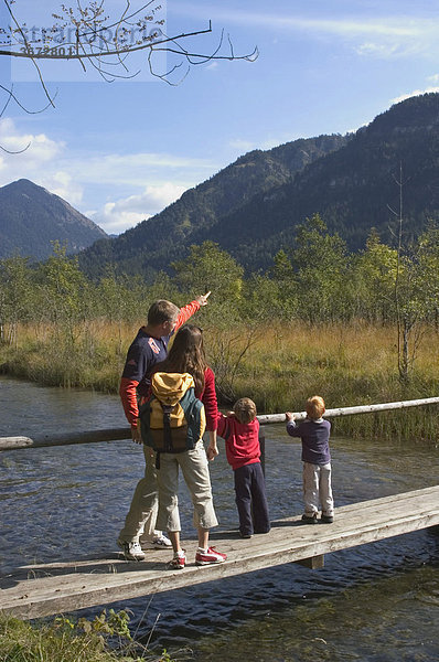 Familie beim Wandern an der Loisach bei Eschenlohe Oberbayern