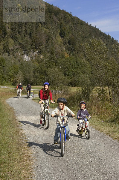 Radfahrer Radwanderer an der Loisach bei Eschenlohe Oberbayern Deutschland