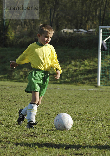 Junge 6 Jahre alt spielt Fußball
