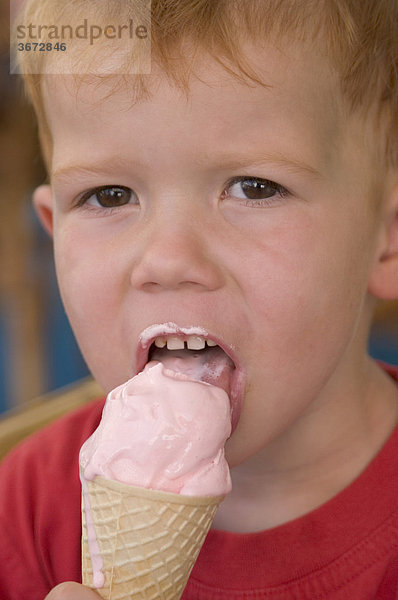 Kind schleckt an einem Eis Eiscreme Waffeleis