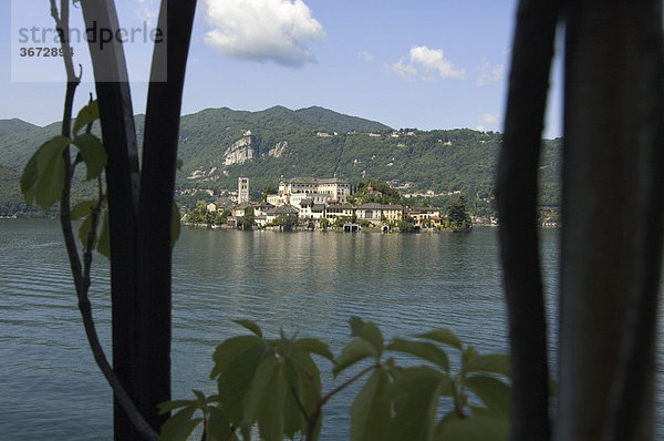 Orta San Giulio am Lago di Orta Ortasee Piemont Piemonte Italien mit der Insel und dem Kloster S. Giulio