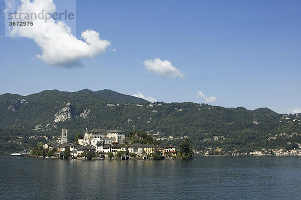 Orta San Giulio am Lago di Orta Ortasee Piemont Piemonte Italien mit der Insel und dem Kloster S. Giulio