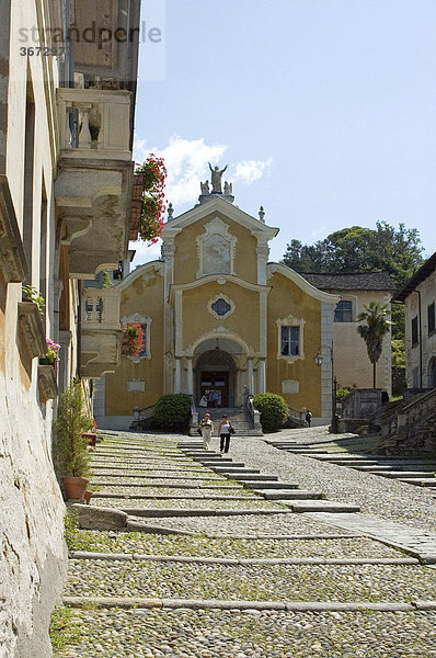 Orta San Giulio am Lago di Orta Ortasee Piemont Piemonte Italien Gasse mit Aufgang zur Kirche
