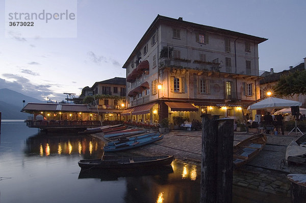 Orta San Giulio am Lago di Orta Ortasee Piemont Piemonte Italien Stimmung in einer Bar und Restaurant am Ufer bei Dämmerung