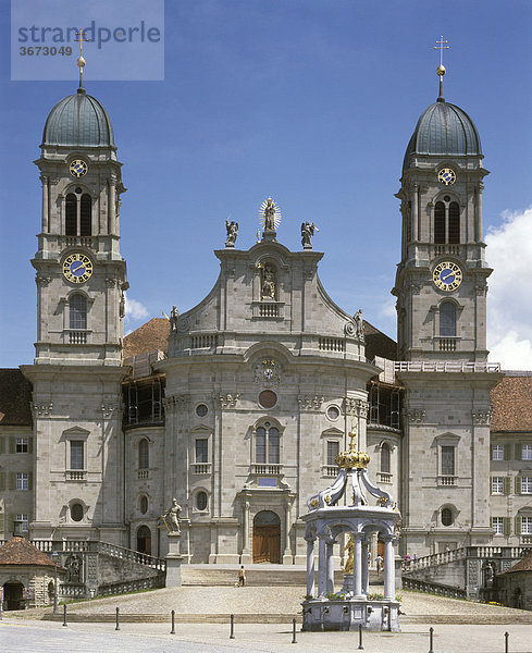 Einsiedeln Kanton Schwyz Schweiz Benediktinerkloster erbaut 1704 bis 1754 Wallfahrtskirche über den Marienplatz mit Marienbrunnen