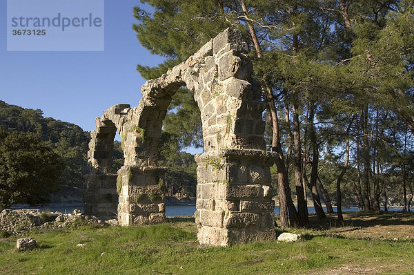 Phaselis bei Kemer südlich von Antalya Türkei antike Stadt mit Ausgrabungen Aquädukt