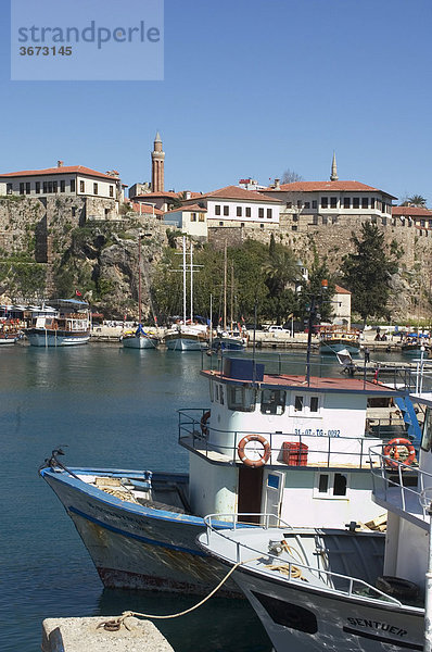 Antalya an der Südküste Türkei der Hafen mit der Altstadt und dem Turm der Moschee Yivil Minare