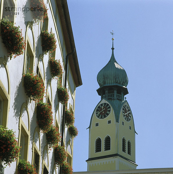 Rosenheim Oberbayern Deutschland Turm der Pfarrkirche St. Nikolaus nebem dem Bergmeisterhaus