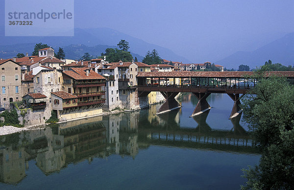 Bassano del Grappa Veneto Italien die Brücke Ponte degli Alpini über den Fluss Brenta