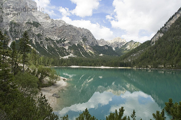 Am Pragser Wildsee Lago di Braies im Pustertal Südtirol Italien