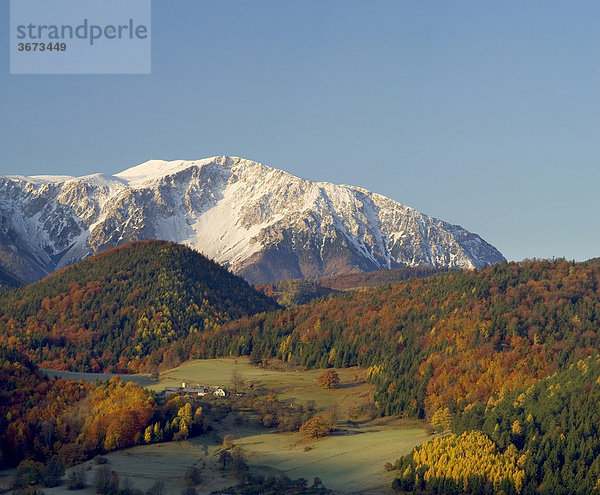 Bauernhöfe und der Schneeberg der höchste Berg mit 2075 m von Niederösterreich hier vom Piestingtal aus gesehen