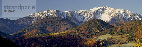 Der Schneeberg ist höchster Berg mit 2075 m von Niederösterreich hier vom Piestingtal aus gesehen