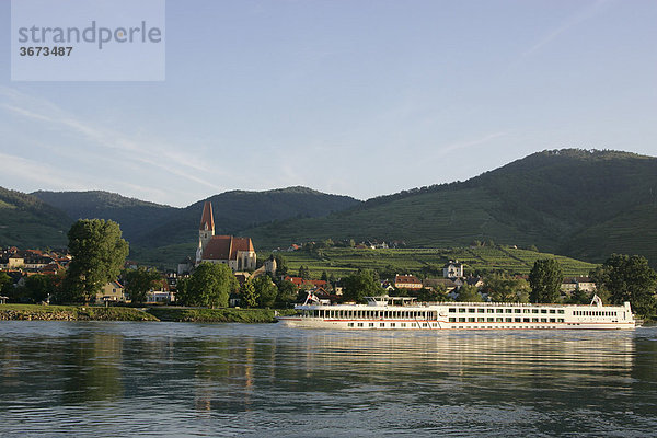 Ausflugsschiff auf der Donau vor Weißenkirchen Wachau Niederösterreich