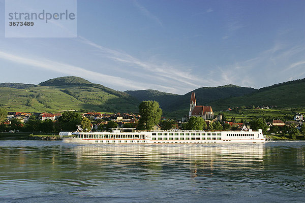 Ausflugsschiff auf der Donau vor Weißenkirchen Wachau Niederösterreich